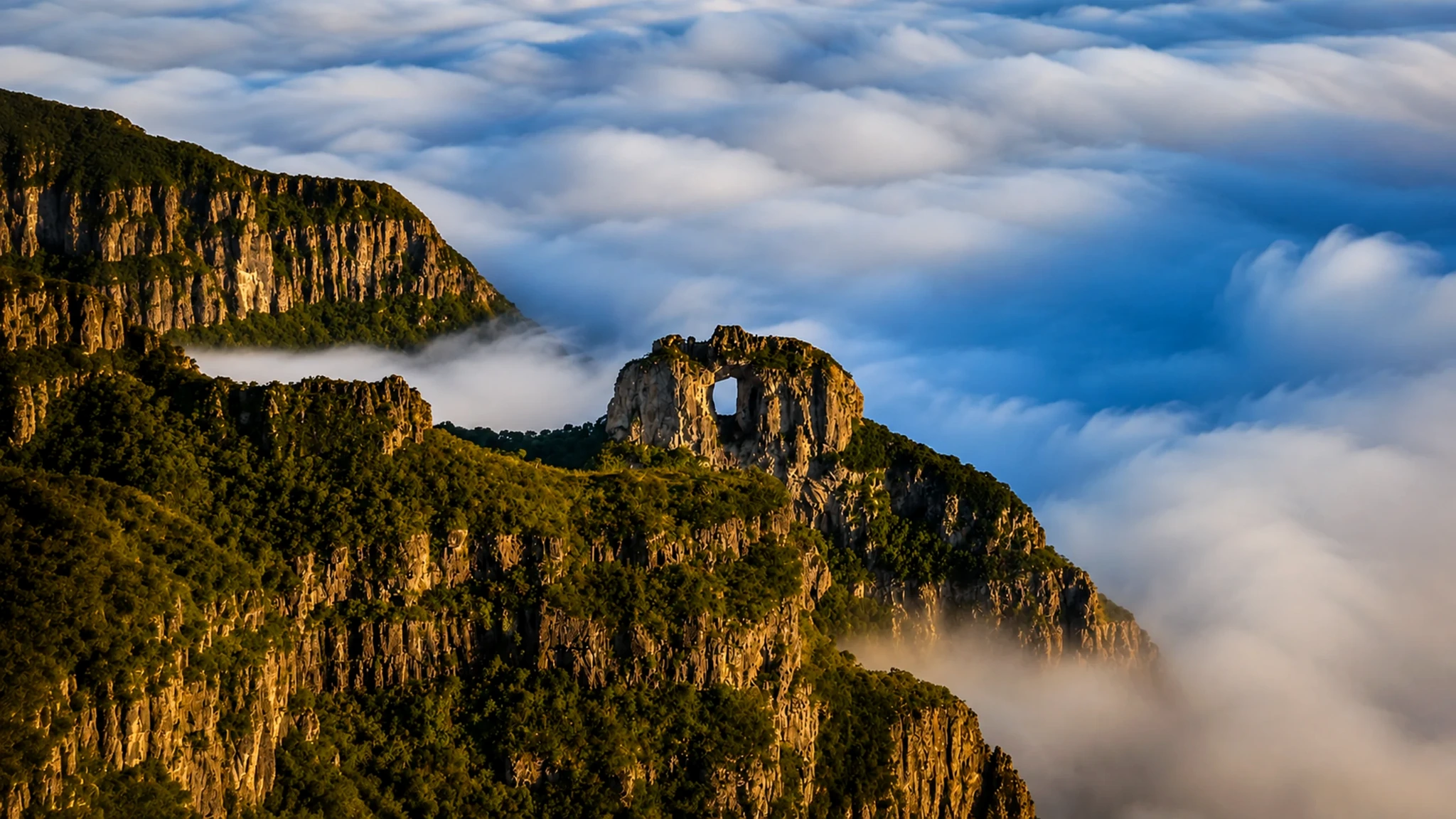 Morro da Igreja e Pedra Furada em Urubici, Serra Catarinense